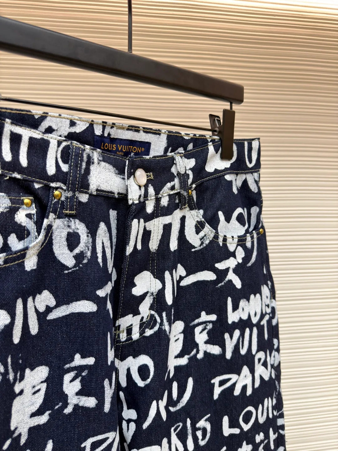 LOUIS VUITTON Tokyo limited graffiti jeans ●Original version: purchased and developed by 16624 ●Item number: 1680938-B50 ●Fabric: denim fabric ●Technology: washed production ●Version: fitted version ●Weight: about 695 grams ●Size: 28-30-32-34-36 ●Description: LV Scribble The print shows the encounter between traditional Japanese calligraphy and Western street art, using a "hand-drawn" style to express the brand logo, Paris and Tokyo. The casual design has an urban feel and can be paired with the matching jacket to complete the show. The overall wiring is straight and delicate, the fabric is comfortable and soft, and the color is consistent without color difference. It can be matched with the same style to create a fashionable look and control various occasions. Customized accessories, complete with three standards, same style for men and women!